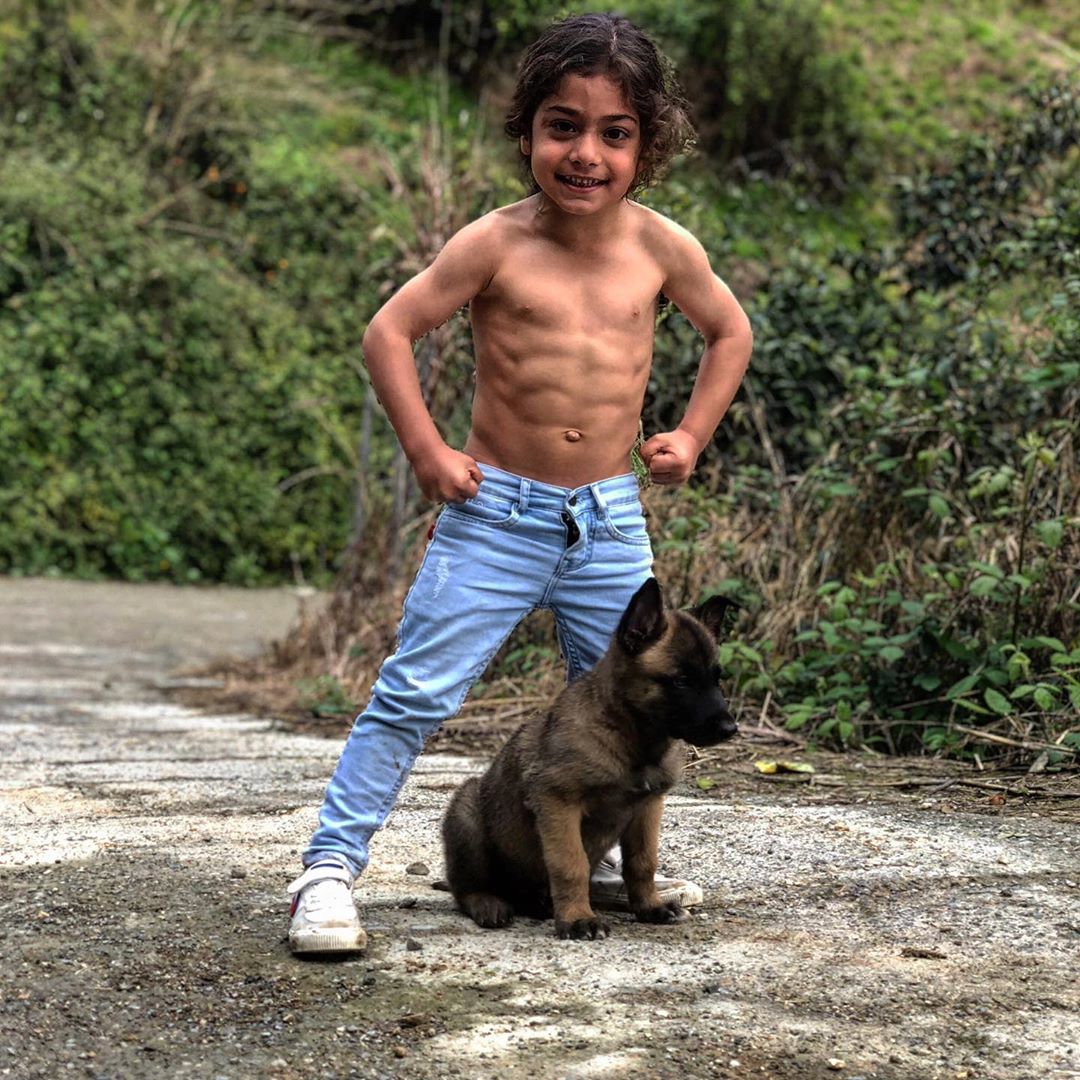 Летний мальчик и мужчина. Арат Хоссейни. Иранский мальчик Арат Хоссейни. Мальчик Арат. Арат Хоссейни 2020.