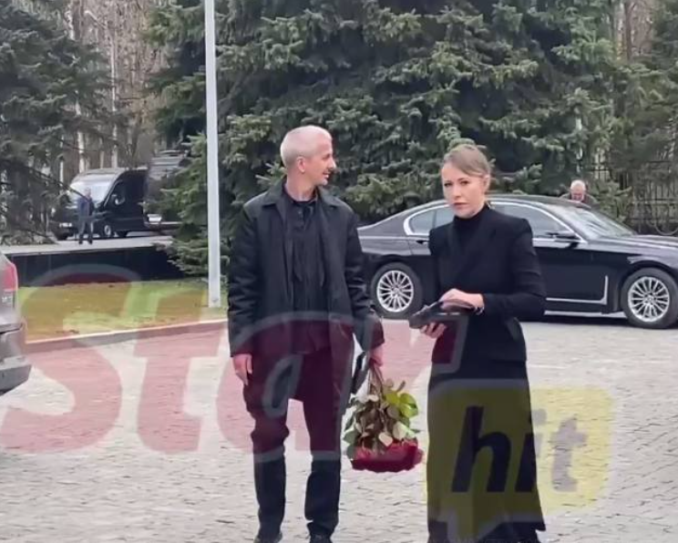 Собчак была на похоронах навального. Родители Константина Богомолова. Собчак на похоронах отца.