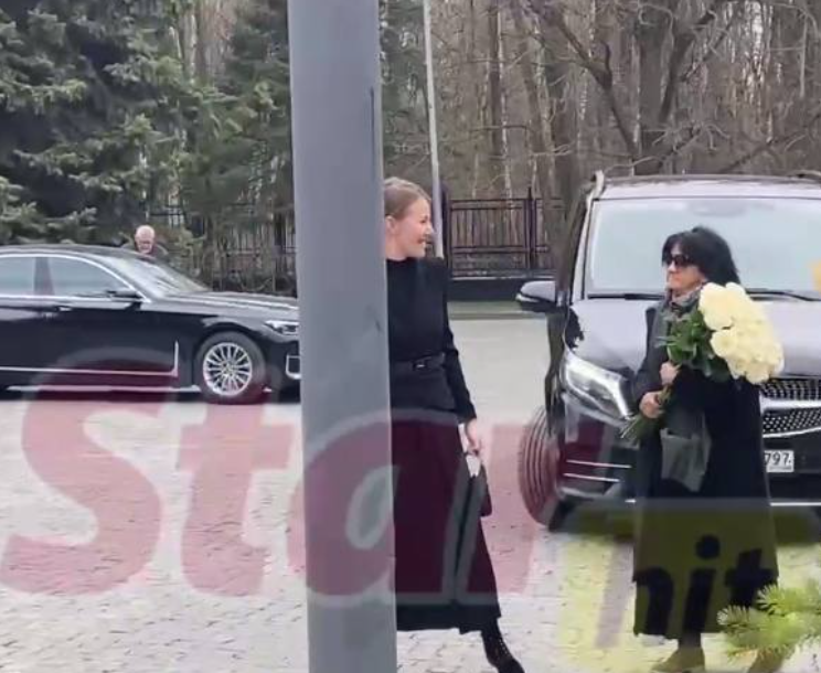 Собчак была на похоронах навального. Богомолов и Собчак на похоронах.
